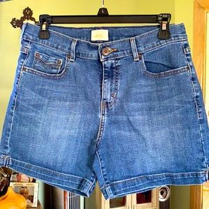 Levi mid length shorts. Size 8.